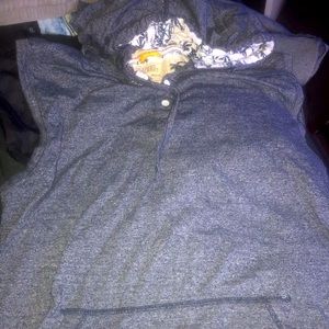 Sleeveless Mens shirt w/ hood. Size:Medium